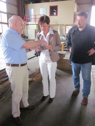 Werner Herröder (links) erläuterte Lucia Puttrich und Gederns CDU-Vorsitzendem Edgar Gowin die Verbindetechnik der Holzbauteile. Foto: pd